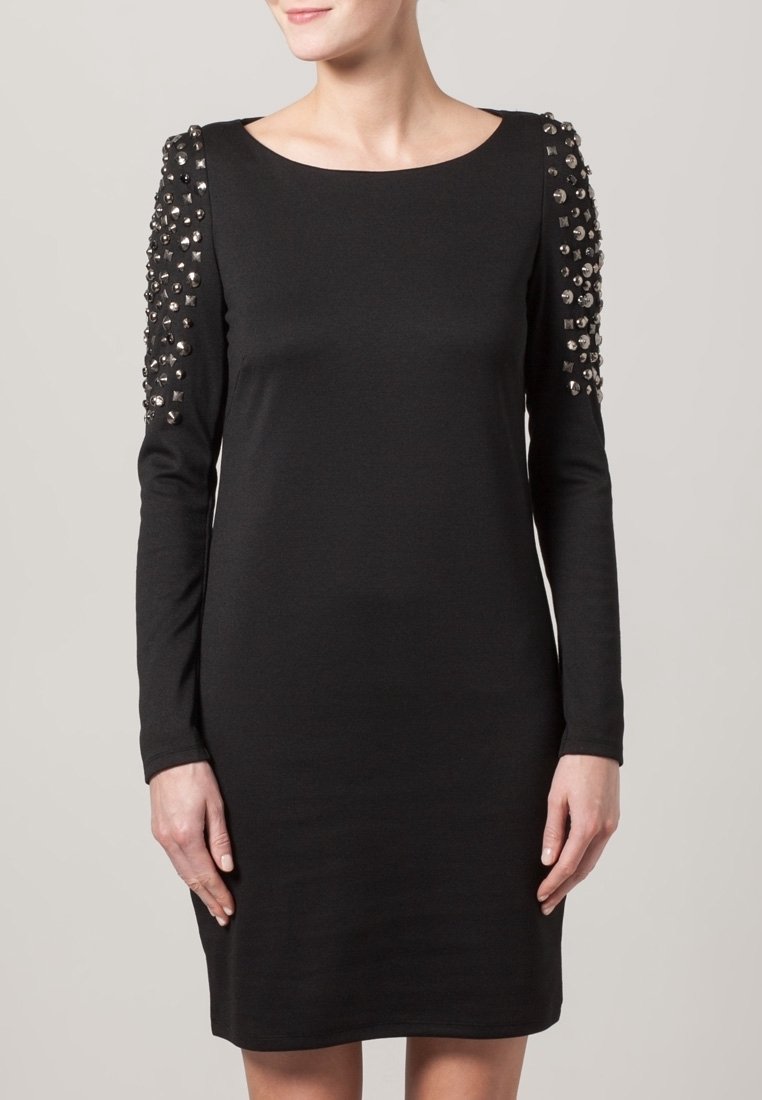 Robe noire à manches longues avec une silhouette ajustée, featuring des embellissements cloutés sur les épaules, fabriquée dans un tissu lisse.