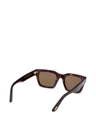 Rechthoekige zonnebril met tortoiseshell montuur, bruine getinte glazen en dikke pootjes, licht naar achteren gekanteld op een witte achtergrond.