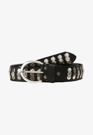 Schwarzer Lederbelt mit silbernen Nieten und einer runden Metallschnalle. Verfügt über eine glatte Textur und eine Reihe von genieteten Akzenten entlang der Länge.