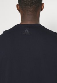 adidas Sportswear ESSENTIALS SINGLE LINEAR EMBROIDERED - Apdrukāts T-krekls - legend ink/white