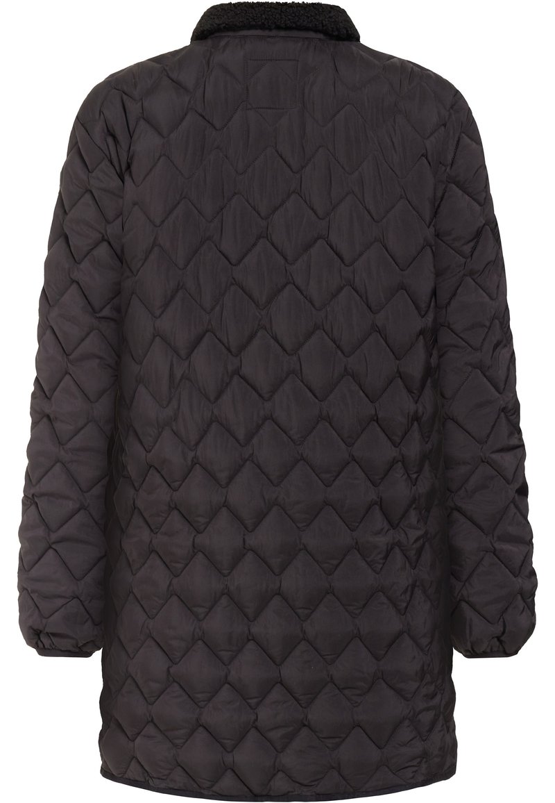 Schwarze gesteppte Jacke mit einem Rautenmuster, ausgestattet mit einem weichen schwarzen Kragen. Lange Ärmel und eine entspannte Passform ohne sichtbare Verschlüsse.