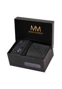 Schwarze Geschenkbox mit einer schwarzen Krawatte mit Punkten, einem silbernen Krawattenclip und passenden Manschettenknöpfen. Die Box hat ein goldenes Logo und ein klares Sichtfenster.