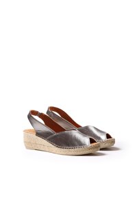 Espadrillas slingback metallizzate argento con punta aperta e zeppa in juta intrecciata. Presentano una tomaia in pelle morbida e un plantare marrone.