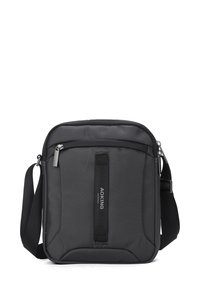 Borsa a tracolla nera con tessuto testurizzato, chiusura con zip, tracolla regolabile e una striscia verticale con dettagli del logo.