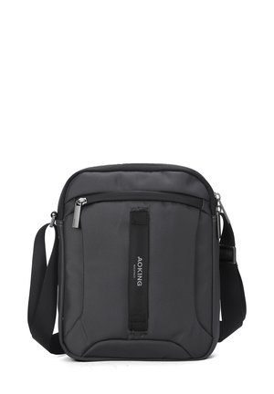 Borsa a tracolla nera con tessuto testurizzato, chiusura con zip, tracolla regolabile e una striscia verticale con dettagli del logo.