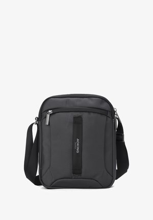 Borsa a tracolla nera con tessuto testurizzato, chiusura con zip, tracolla regolabile e una striscia verticale con dettagli del logo.