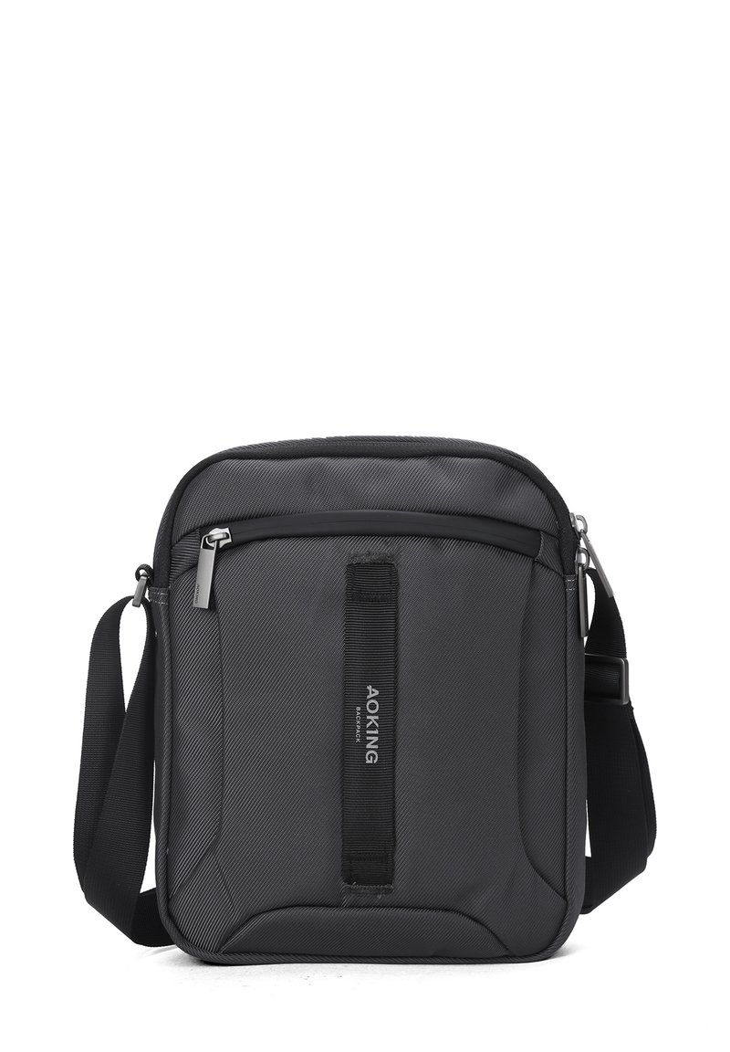 Borsa a tracolla nera con tessuto testurizzato, chiusura con zip, tracolla regolabile e una striscia verticale con dettagli del logo.