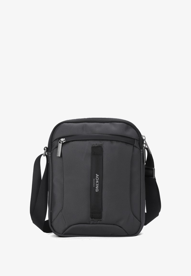 Borsa a tracolla nera con tessuto testurizzato, chiusura con zip, tracolla regolabile e una striscia verticale con dettagli del logo.