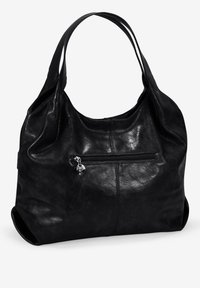 Bolso hobo de cuero negro con una textura suave y parte superior redondeada. Cuenta con un bolsillo delantero con cremallera y dos asas de hombro curvadas y resistentes.