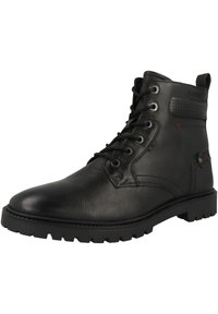 Botas de cuero negro hasta el tobillo con puntera redonda, diseño de cordones y suela robusta. Presentan ojales de metal y un acento texturizado en el lateral.