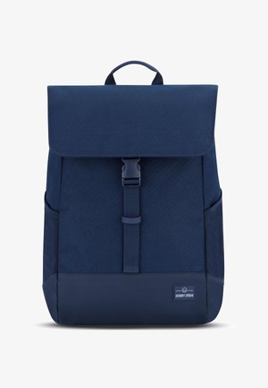 Zaino blu navy con chiusura a patta, tracolla regolabile, fibbia frontale, tasche laterali e tessuto strutturato con una sezione inferiore liscia.