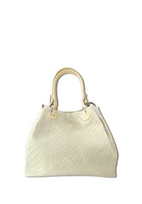 Witte geweven handtas met een gestructureerde vorm, dubbele handvatten en gladlederen accenten. Geheel bedekt met een getextureerd patroon.