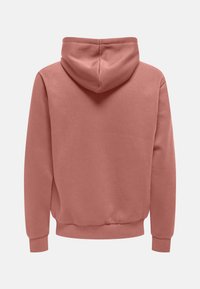 Sudadera con capucha en polar rosa empolvado, presenta un ajuste relajado, puños y dobladillo de canalé. Textura suave con bolsillo tipo canguro en el frente.
