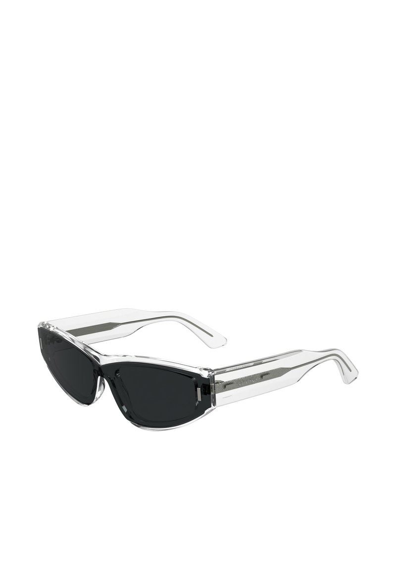 Ochelari de soare cu o ramă transparentă și lentile negre, având un design unghiular elegant și accente metalice distincte pe tempii.
