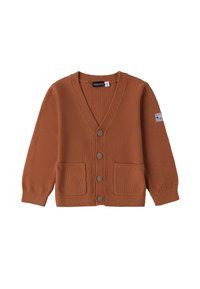 Terrakotta Strickjacke mit V-Ausschnitt, fünf braunen Knöpfen und zwei vorderen Taschen. Mit gerippten Bündchen und Saum abgeschlossen.