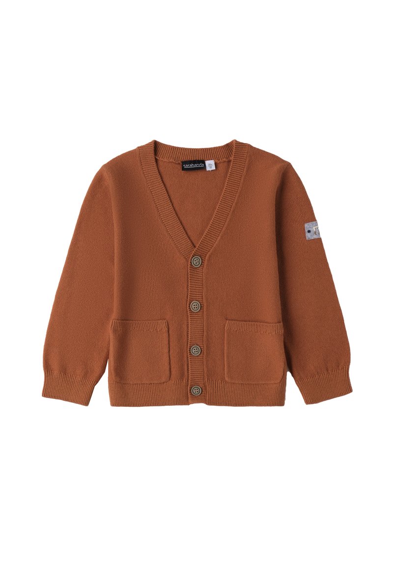 Terrakotta Strickjacke mit V-Ausschnitt, fünf braunen Knöpfen und zwei vorderen Taschen. Mit gerippten Bündchen und Saum abgeschlossen.