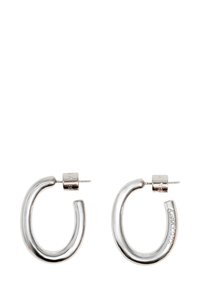 Srebrne kolczyki koła o gładkim, zakrzywionym kształcie z polerowanym wykończeniem i zapięciem na sztyft, o średnicy około 4 cm.