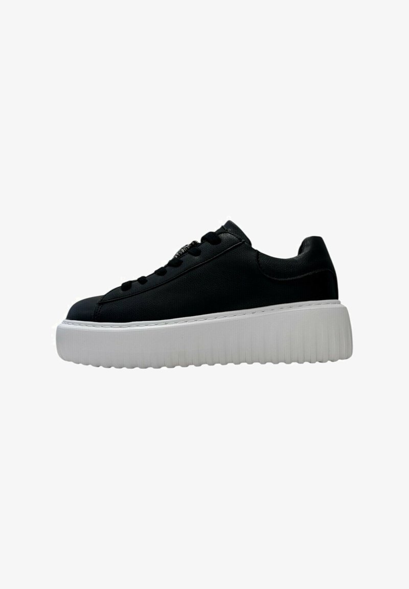 Sneakers platform nere con esterno in pelle liscia, suola bianca scanalata e design tradizionale con lacci. Presentano dettagli di cuciture minime.