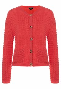 Cardigan en tricot corail avec un motif texturé, manches longues, deux poches avant et boutons ronds dorés sur le devant.