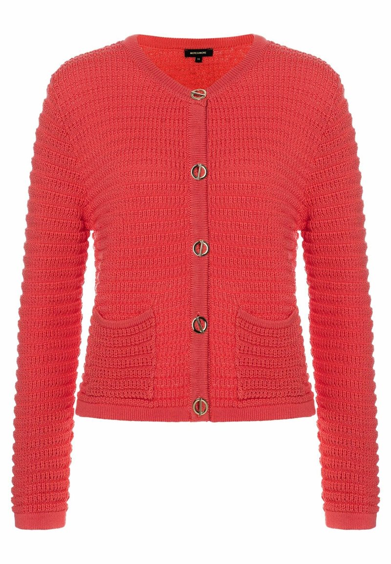 Cardigan en tricot corail avec un motif texturé, manches longues, deux poches avant et boutons ronds dorés sur le devant.