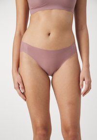 Lettvekts, mauve hipster undertøy med en glatt tekstur og minimale sømmer. Har en lavtsittende design for en behagelig passform.