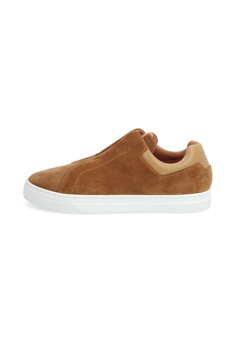 Baskets slip-on en daim marron avec un accent en cuir lisse tan, semelle en caoutchouc blanc et design simple sans logos visibles.