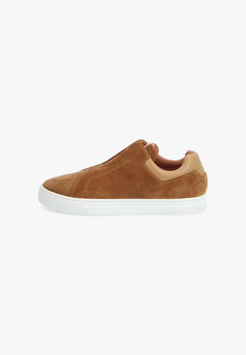 Baskets slip-on en daim marron avec un accent en cuir lisse tan, semelle en caoutchouc blanc et design simple sans logos visibles.