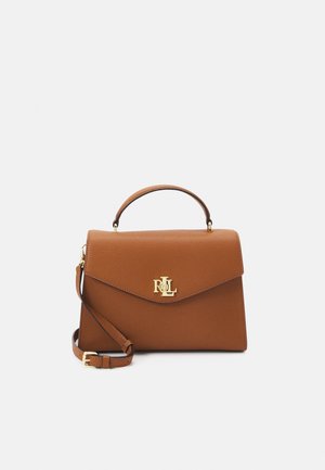 Bolso de mano de cuero marrón con asa superior, correa de hombro ajustable y cierre con el logo RL en tono dorado en la solapa frontal.