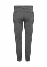 Šedé cargo kalhoty se slim fit střihem, obsahující dvě boční kapsy a dvě zadní kapsy. Tkanina vypadá měkce a mírně strukturovaně.