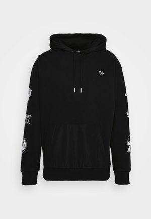 Sweat à capuche noir avec poche avant, cordons, petit logo sur la poitrine et motifs graphiques blancs le long des deux manches.