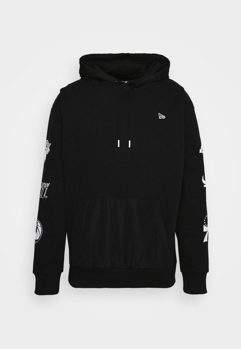 Sweat à capuche noir avec poche avant, cordons, petit logo sur la poitrine et motifs graphiques blancs le long des deux manches.