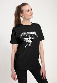 Czarny t-shirt bawełniany z białym nadrukiem przedstawiającym postać z kreskówki grającą na powietrznej gitarze oraz napisem "MISTRZ AIR GUITAR".