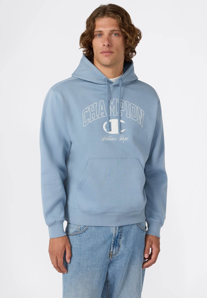 Felpa leggera blu chiaro in Mistone di cotone. Presenta una tasca a canguro frontale, cappuccio con cordino e grafica "CHAMPION Athletics Dept.".