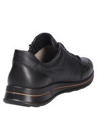 Zapatilla de cuero negro con acabado texturizado, cuello acolchado y una franja de acento rosada en la suela. Cierre con cremallera en la parte trasera.