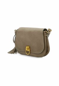 Borsa a tracolla in pelle marrone chiaro con chiusura a pattina, accessori in oro e un accent tassel. Presenta cuciture a contrasto e una forma arrotondata.