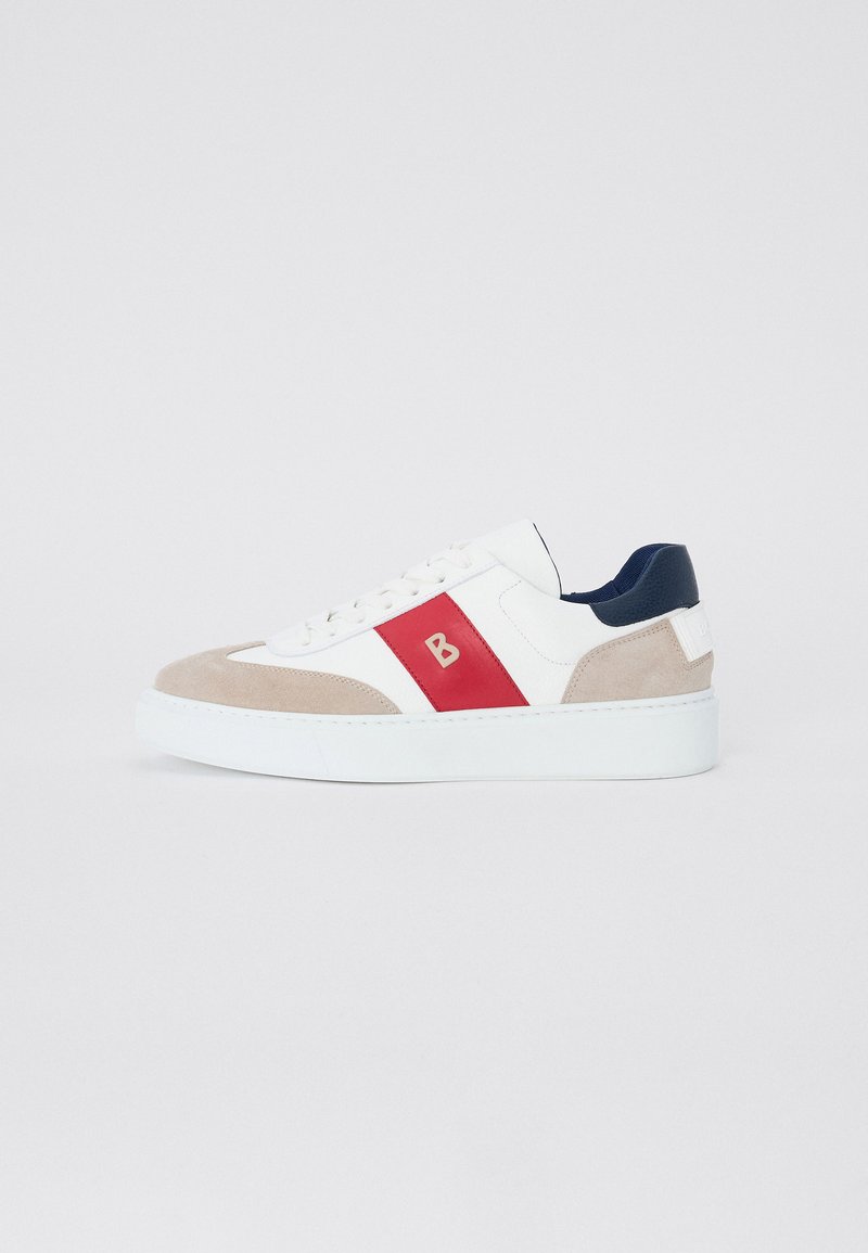 Weißer Sneaker mit beigefarbenen Wildlederelementen und einem roten Streifen. Verfügt über einen gepolsterten marineblauen Fersenbereich und eine weiße Gummisohle. Sauberes, minimalistisches Design.