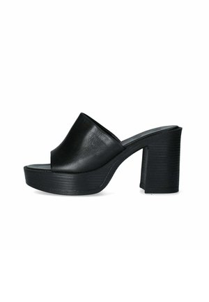 Mule in pelle nera con piattaforma, punta aperta, tomaia liscia e tacco spesso e testurizzato. La suola è sollevata e presenta un design con bordo arrotondato.