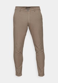 Slim-fit beige herrbyxor med bälteshällor och knappstängning, visade mot en enkel vit bakgrund.