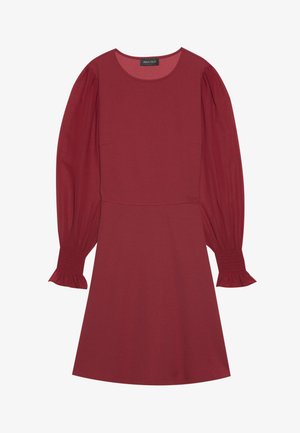 Robe bordeaux avec un col rond, de longues manches ballons avec des poignets volantés, et un buste cintré menant à une jupe évasée. Texture lisse.