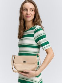 Bolso cruzado de cuero beige con cierre de solapa, herrajes plateados y correa ajustable. Textura suave con un diseño minimalista.