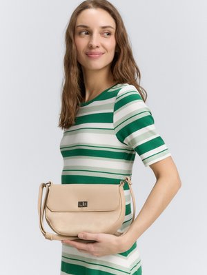 Borsa a tracolla in pelle beige con chiusura a pattina, hardware argentato e tracolla regolabile. Texture liscia con un design minimalista.