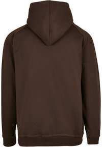 Sudadera marrón con capucha, que presenta una textura suave, puños y dobladillo acanalados. El diseño es simple, sin patrones ni acentos adicionales.