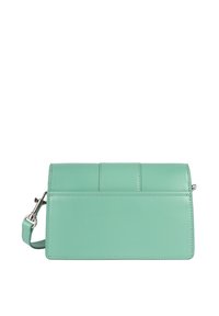 Borsa in pelle verde menta di forma rettangolare, con dettagli cuciti e tracolla removibile. Texture liscia e minimalismo nelle minuterie.