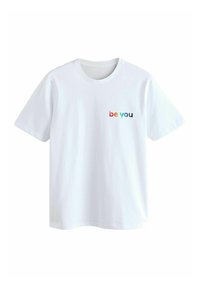 Hvid bomuld t-shirt med teksten "be you" i farverige bogstaver på venstre bryst. Rund halsudskæring og korte ærmer.