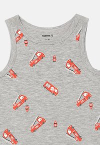 Siv kroj z igrivim vzorcem rdečih gasilskih vozil in hidrantov. Bombažna tkanina s udobnim brezrokavnim dizajnom.