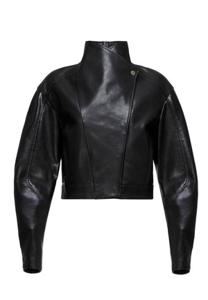 Juoda odinė trumpa striukė su aukštu apykakliu, asimetriška priekyje ir struktūruotais pečiais. Turi lygią tekstūrą ir minimalias metalines detales.