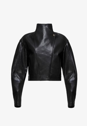 Juodas odinis trumpas švarkas su aukštu apykakliniu, turintis struktūrizuotus pečius, šonines siūles ir lygų, blizgantį paviršių.