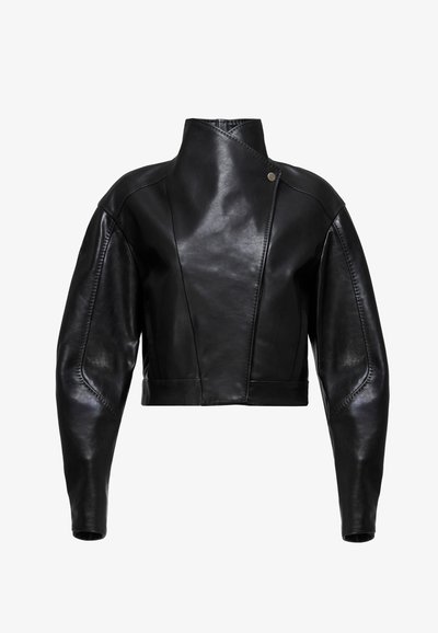 Černá kožená zkrácená bunda s vysokým límcem, vybavená strukturovanými rameny, bočními švy a hladkou, lesklou texturou.