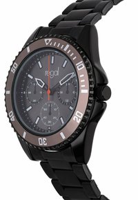 Zwarte analoge horloge met een roestvrijstalen armband, ronde zwarte kast, donkere wijzerplaat, witte uurmarkeringen en rode accenten op de chronograaf subdials.