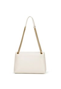 Bílá kožená kabelka s hladkou texturou, zdobená zlatým řetízkovým popruhem a kovovými akcenty, v obdélníkovém tvaru se zipovým uzávěrem.